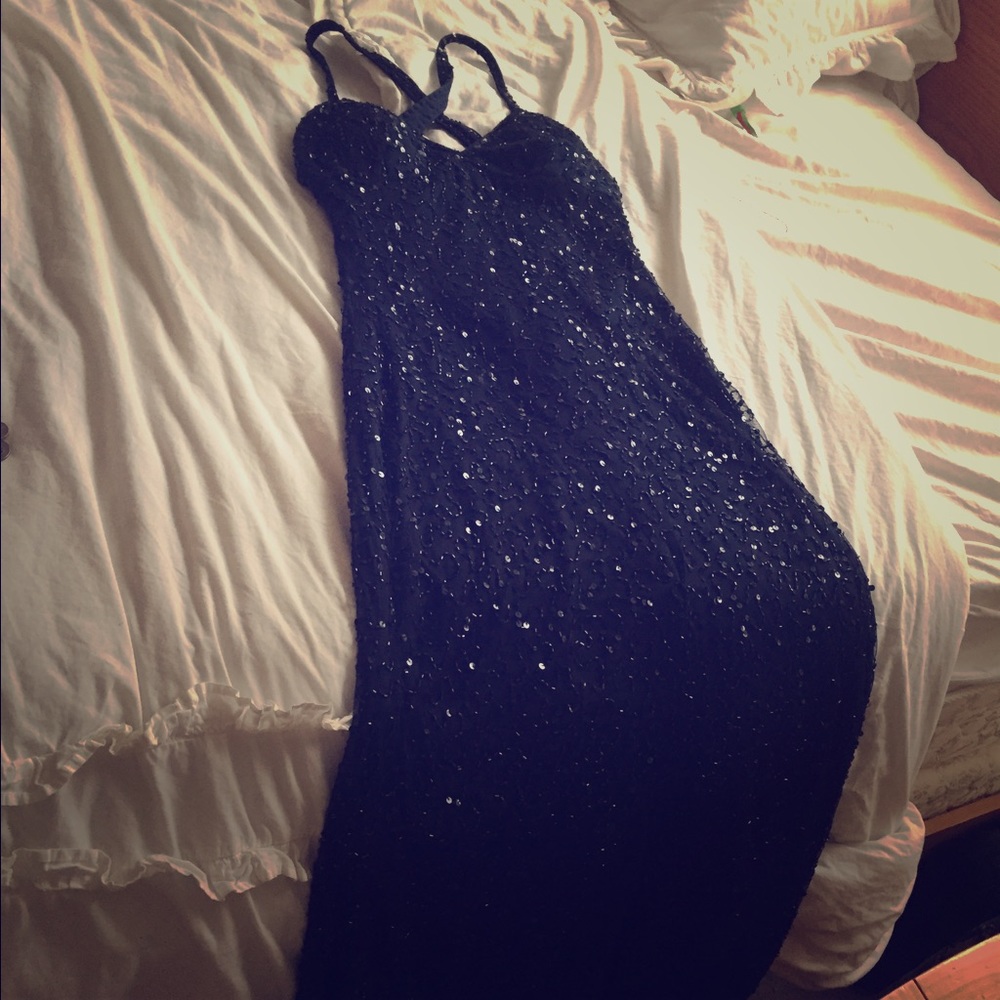 Stunning, Form Fitting Navy Evening Gown -Size 7/8