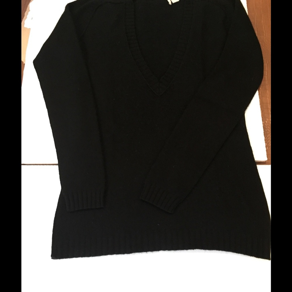 Black v neck cashmere sweater