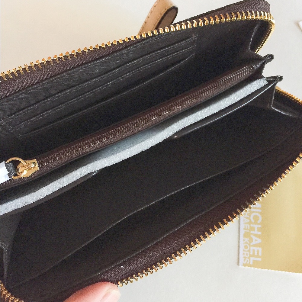 ❌SOLD❌NWT Michael Kors jet set wallet/wristlet - Picture 3 of 6