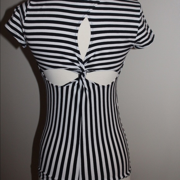 ❤️‍🔥5 for $20 - GUESS? Parisian Style foil tee with twist back - Picture 5 of 7