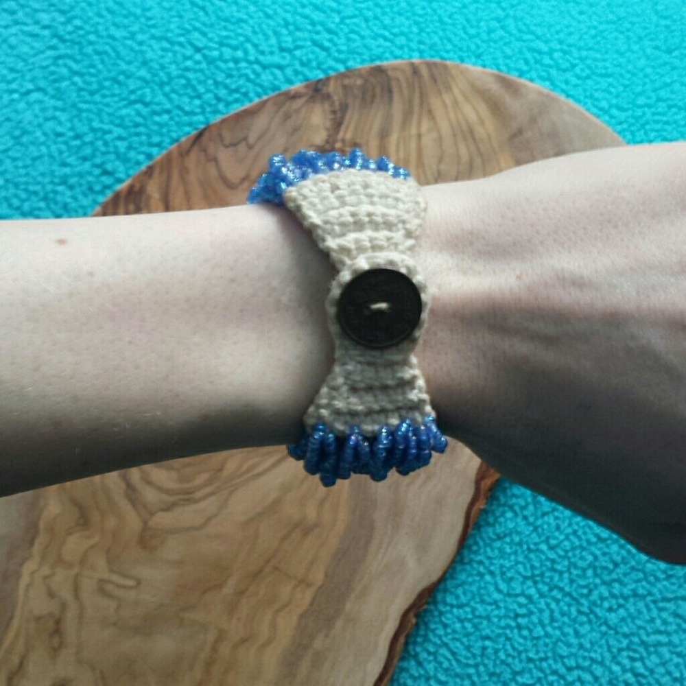 Blue glass bead bracelet