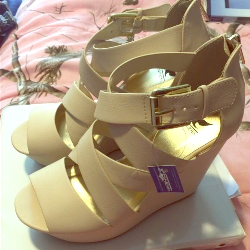 Tan/cream wedge heals.