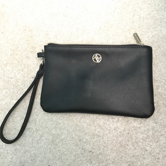 av Handbags - Phone charging wristlet av Handbags - Phone charging wristlet