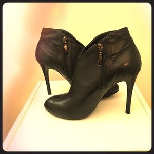 GUESS black leather bootie