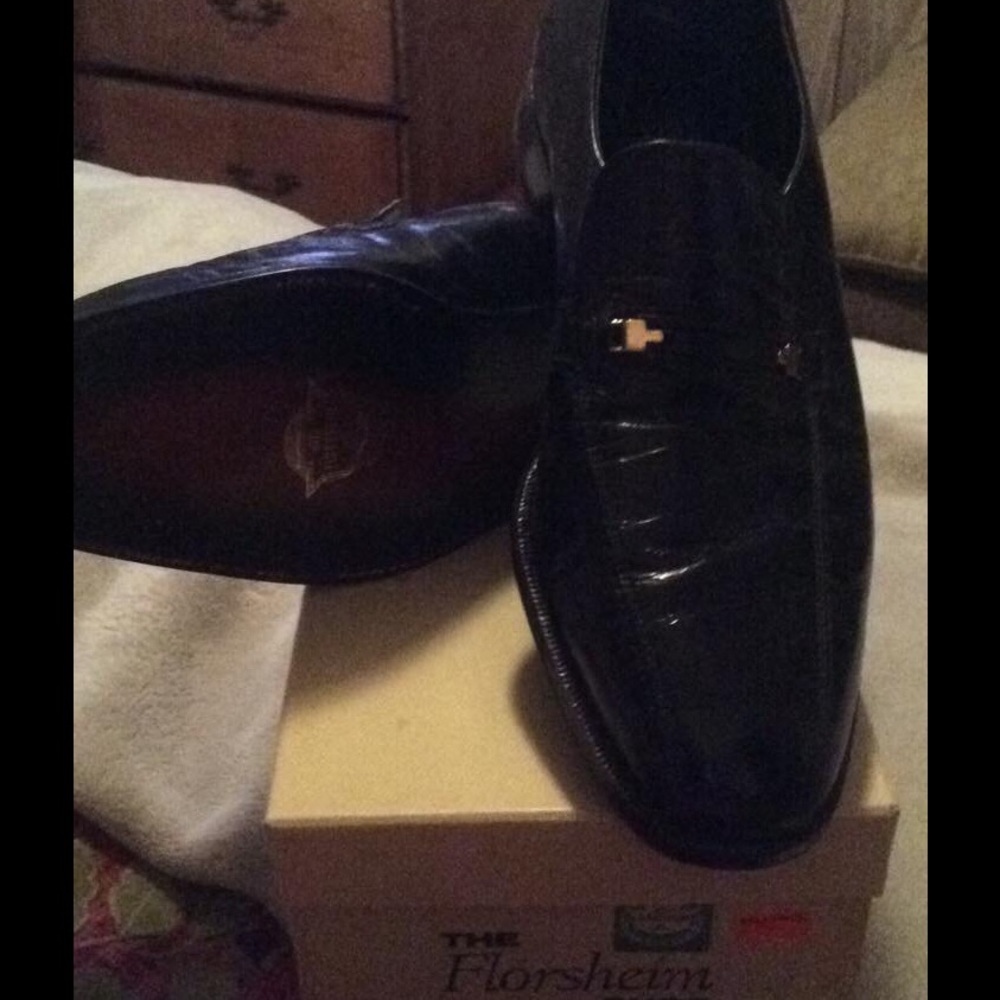 Men's black dress shoe