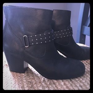 Size 8.5 aerosols booties