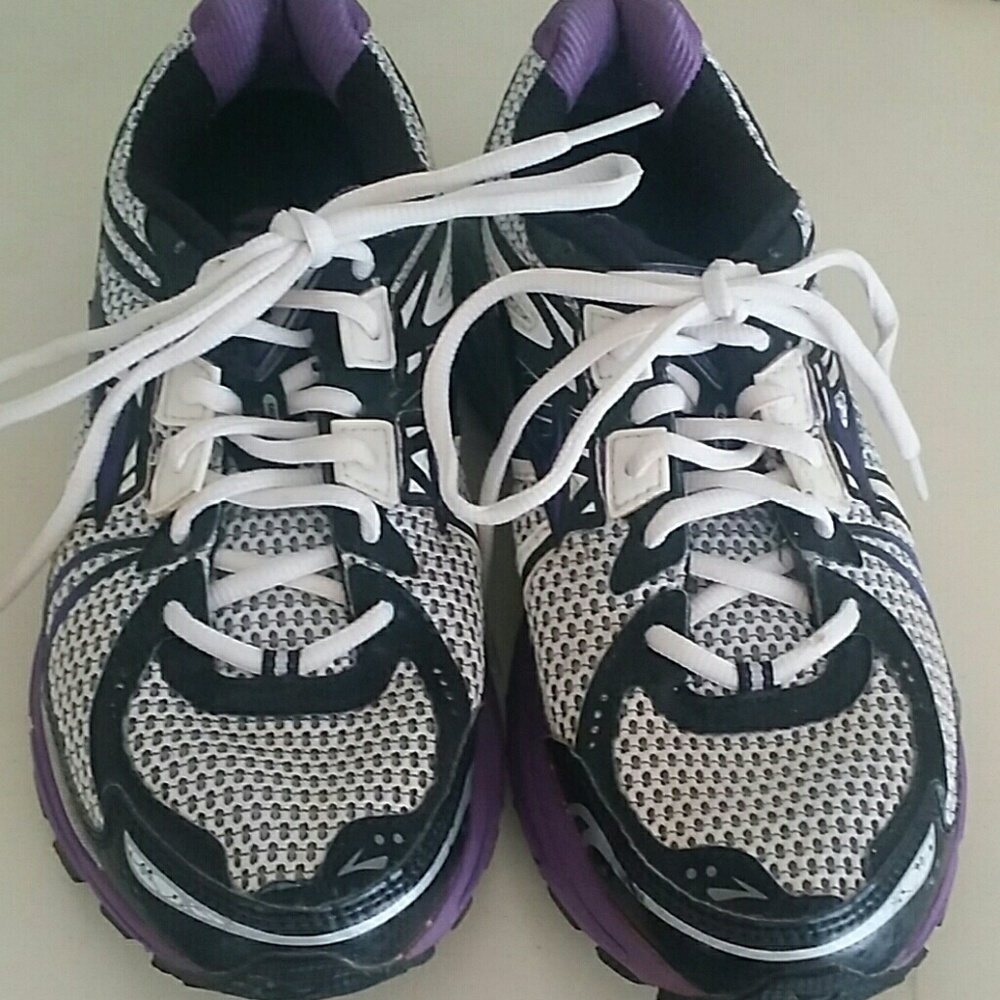 Brooks gts 12 tennis shoes