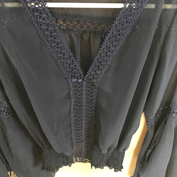 Blouse. Arden B - Picture 2 of 3