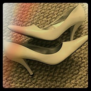White size 7 1/2 pumps