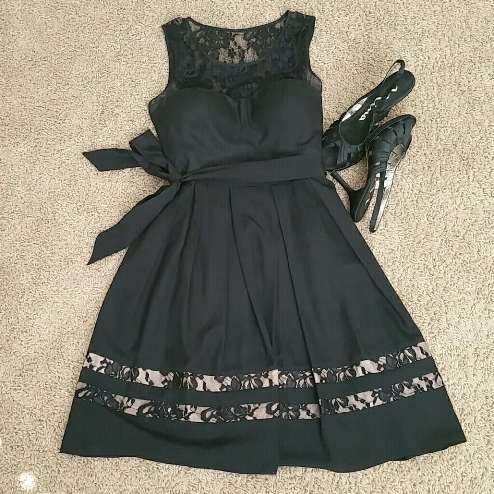 EUC black lace sweetheart dress