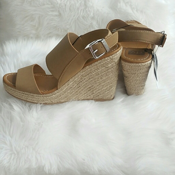 🌟🚨LAST PAIR 🚨ELLA wedged sandals NWT - Picture 3 of 4