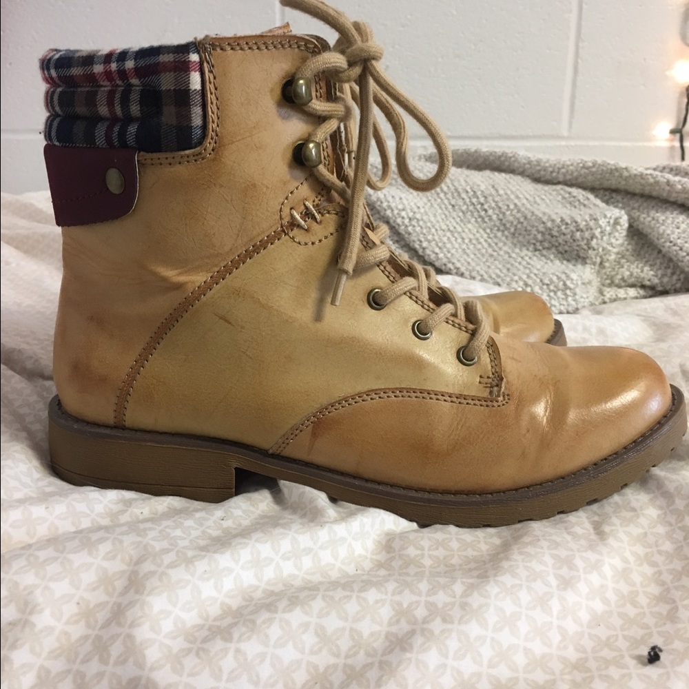 Super cute tan & plaid lace up boots! Size 8.5!