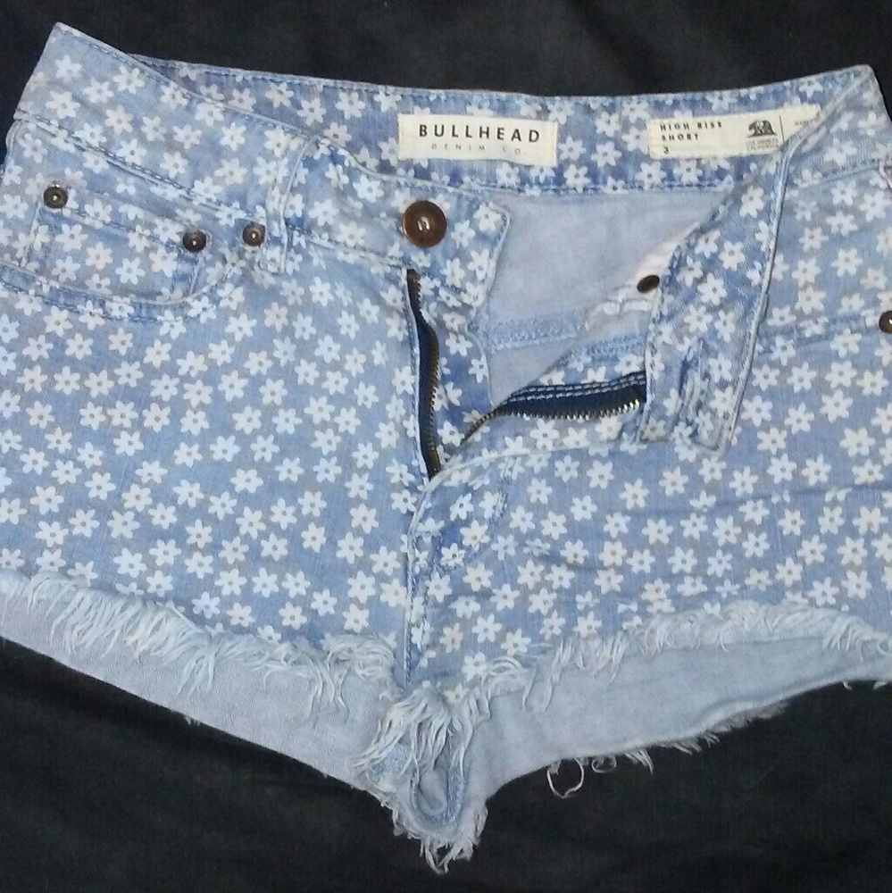 Bullhead blue and white paisley high rise shorts!