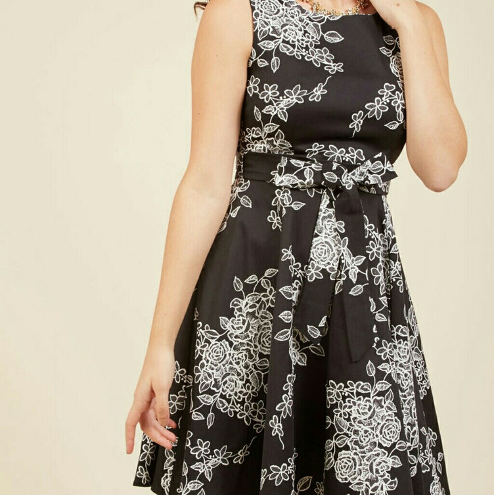 BNWT Modcloth Girl Meets Twirl in noir, 2X, Ixia