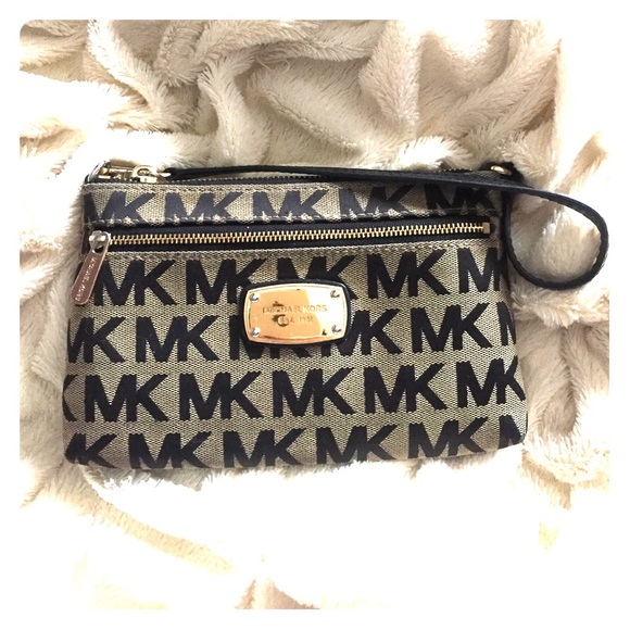 Michael Kors Handbags - AUTHENTIC Michael Kors Wristlet