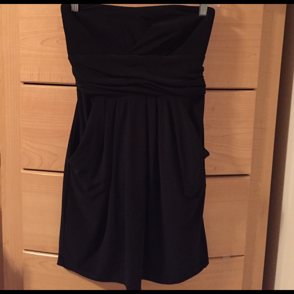 Black strapless shirt... with pockets!!