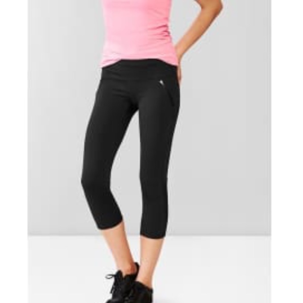 Gap Fit gfast zip pocket Capri in true black
