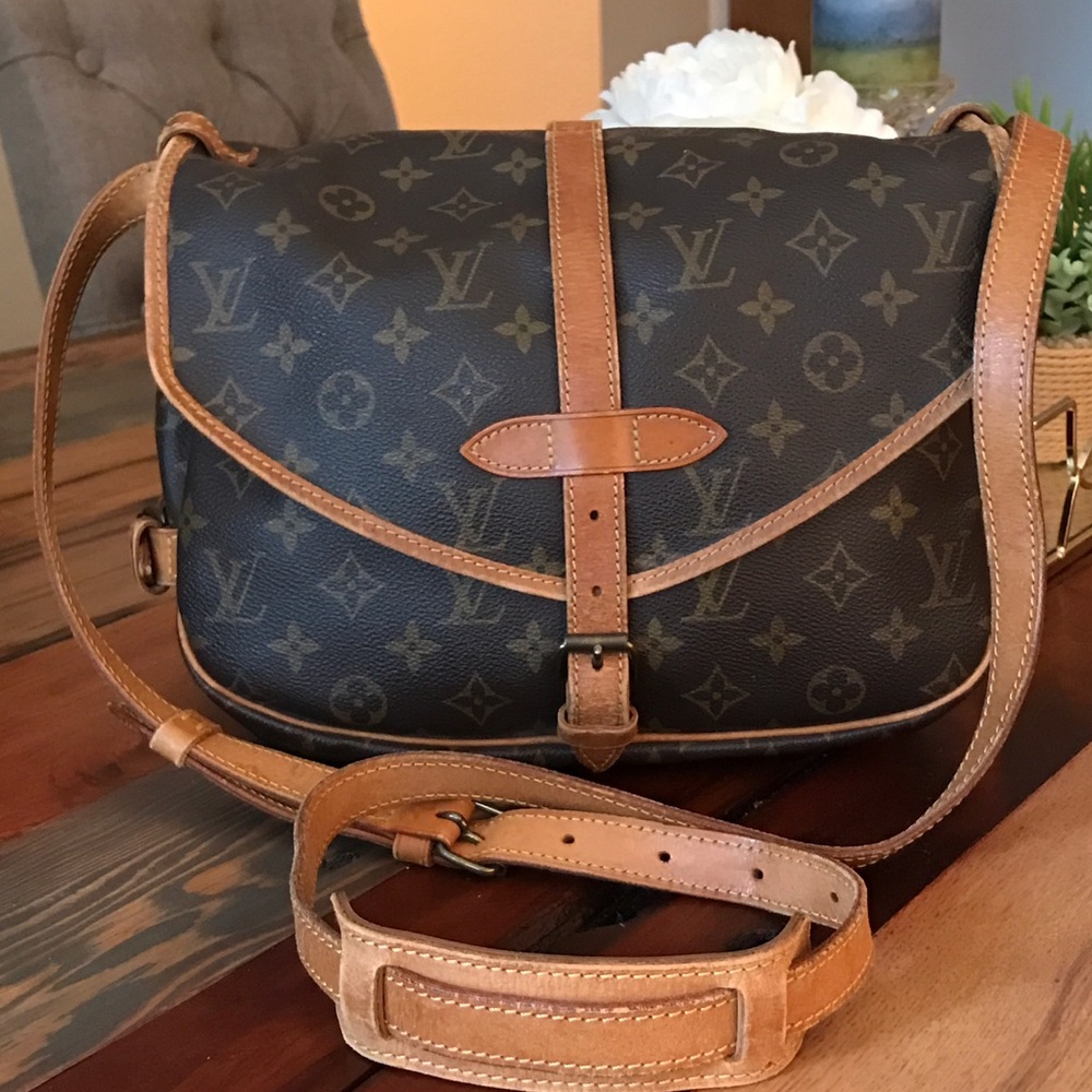 👌SOLD👌Authentic Louis Vuitton Saumur 30