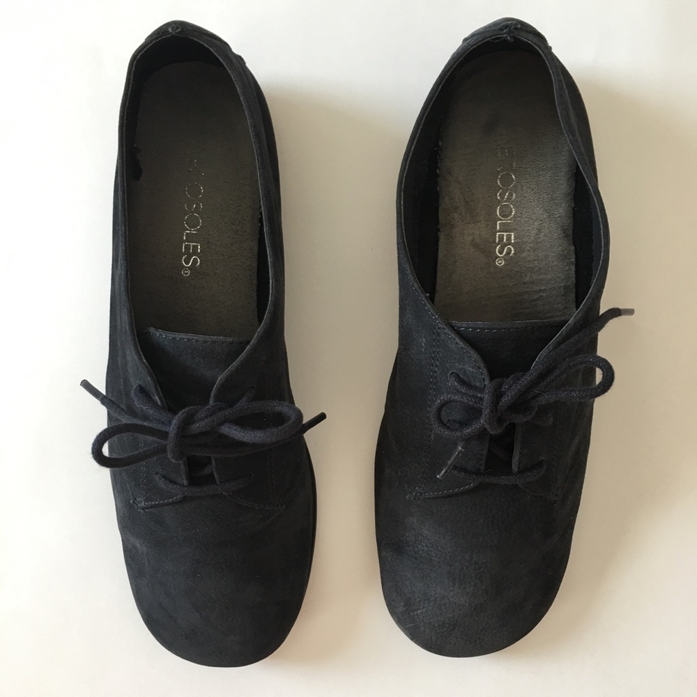 Navy blue aerosoles