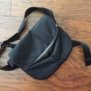 🎩Lululemon All Day Backpack Black Pouch🎩