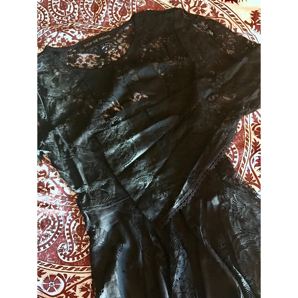 ✨ Gorgeous Bell Sleeved Lace Dress - Picture 3 of 3
