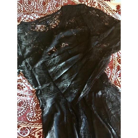 ✨ Gorgeous Bell Sleeved Lace Dress - Picture 3 of 3