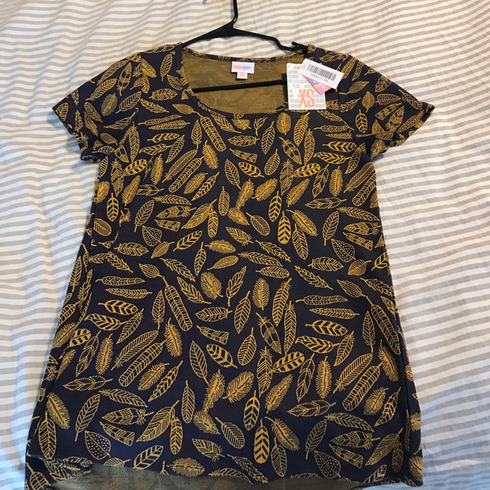 BNWT LuLaRoe Feather XS Classic Tee