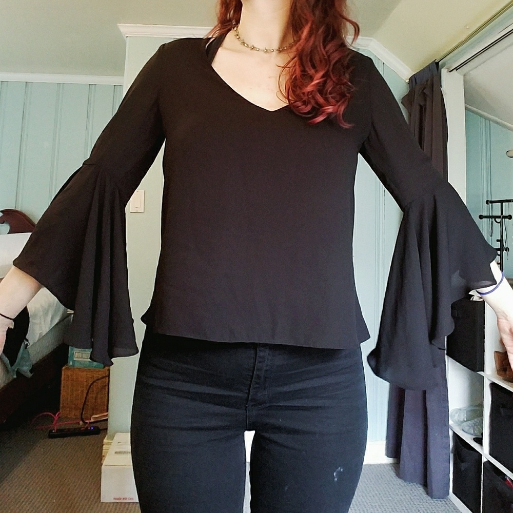 SALE🎊 Black ZARA Top w/ Bell Sleeves & Open Back