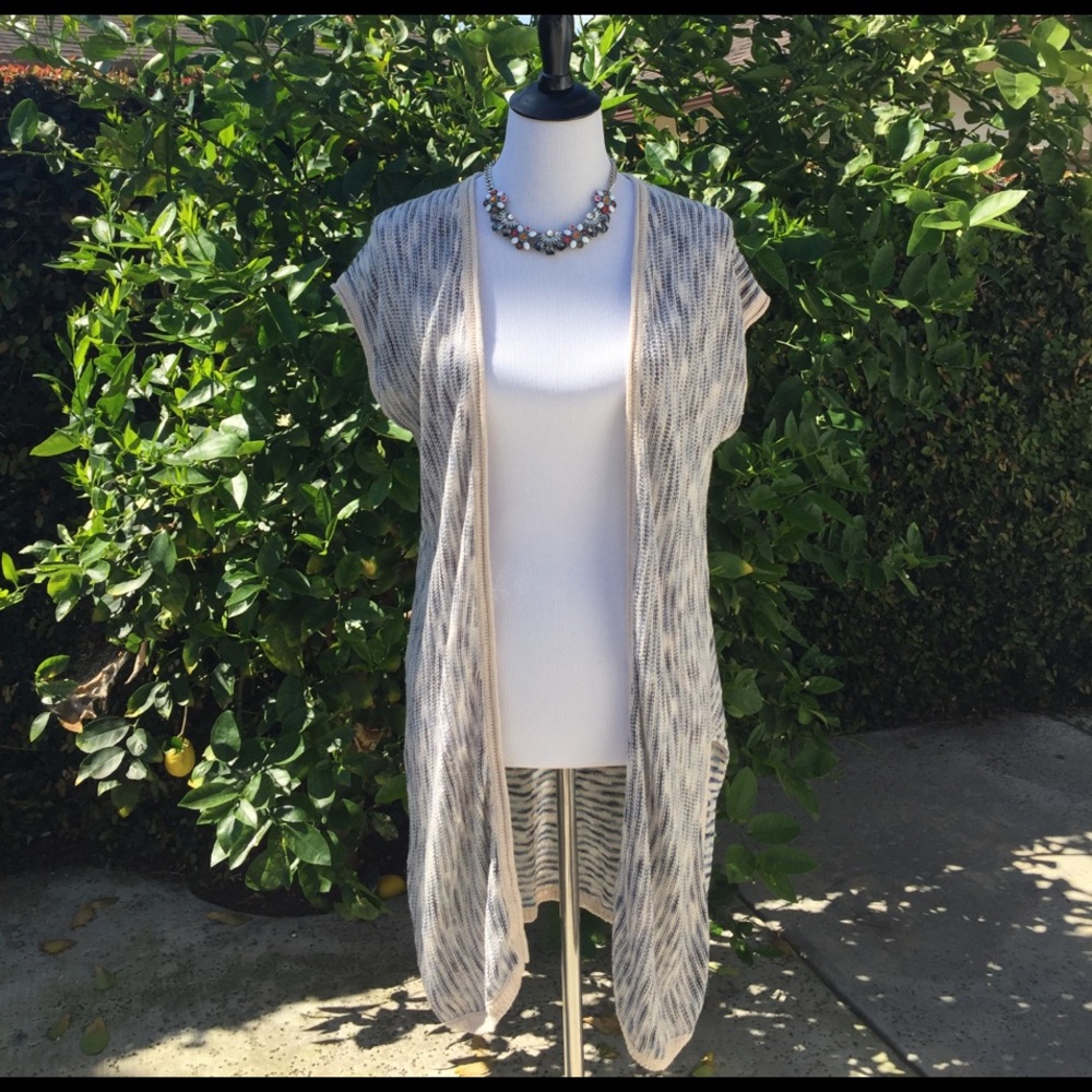 Beautiful knit sleeveless cardigan.