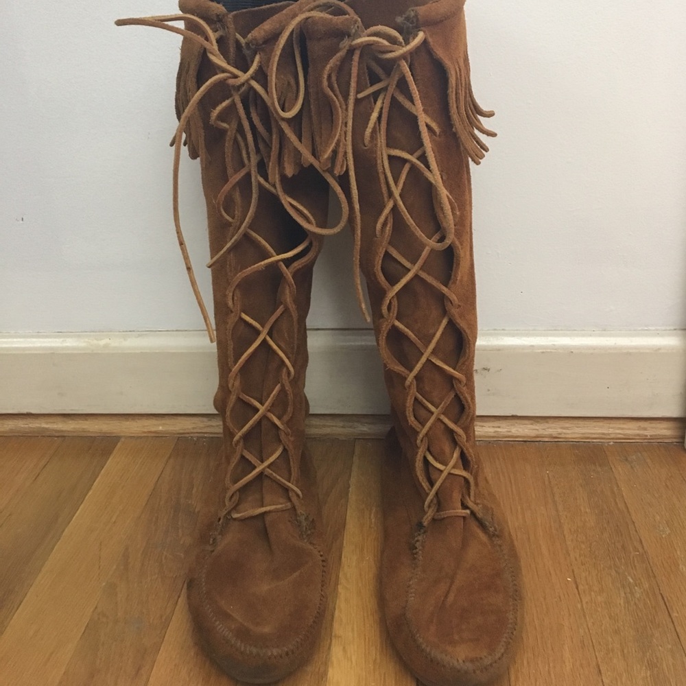 MINNETONKA lace up fringe moccasin