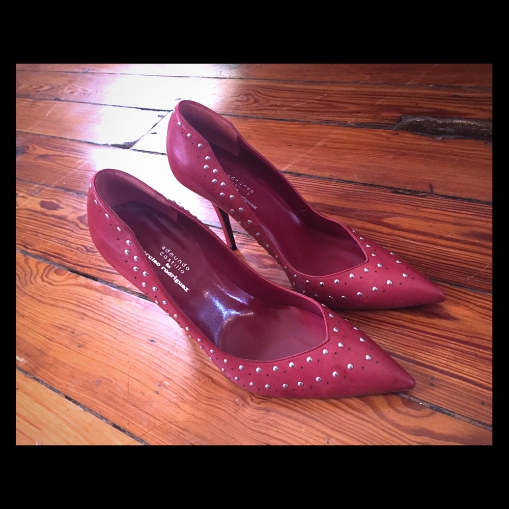 Pointy toe stiletto with small studs