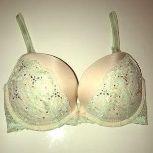 Gorgeous Victoria's Secret Push Up Bra 32DD Sexy