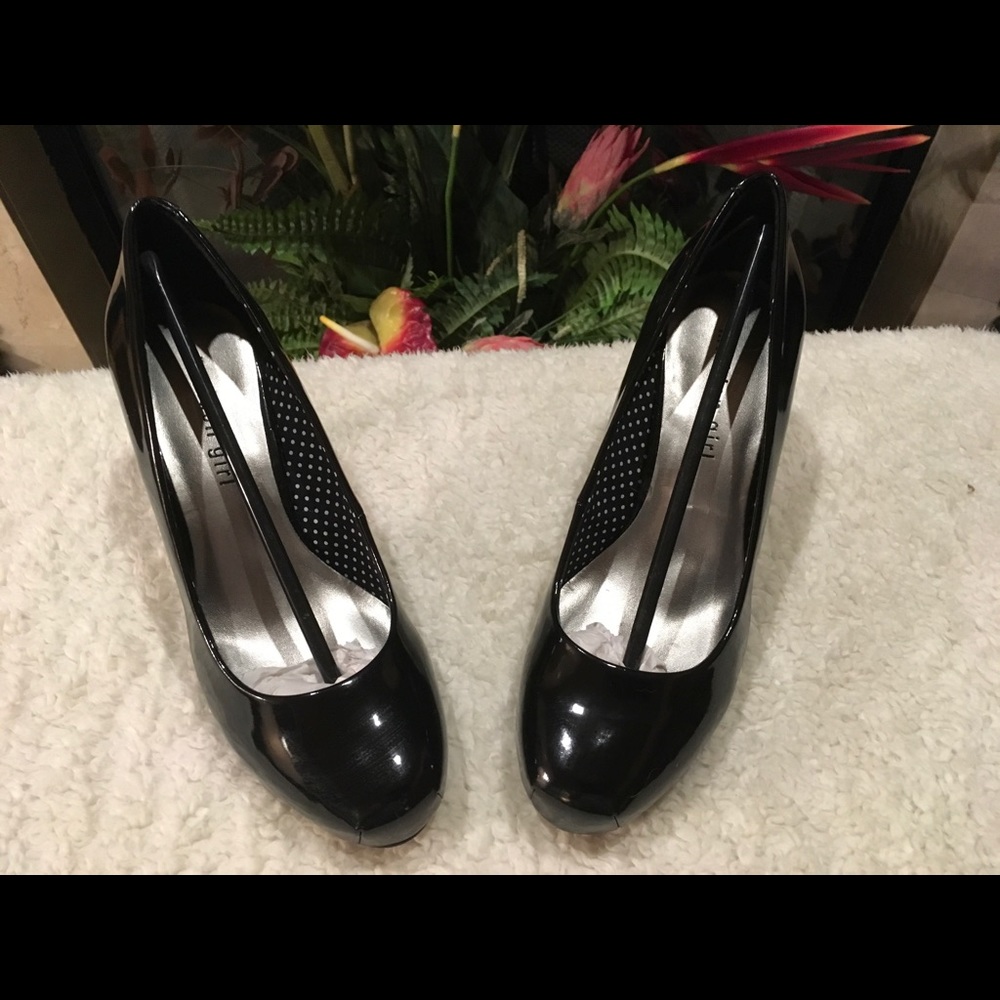 Black Pumps