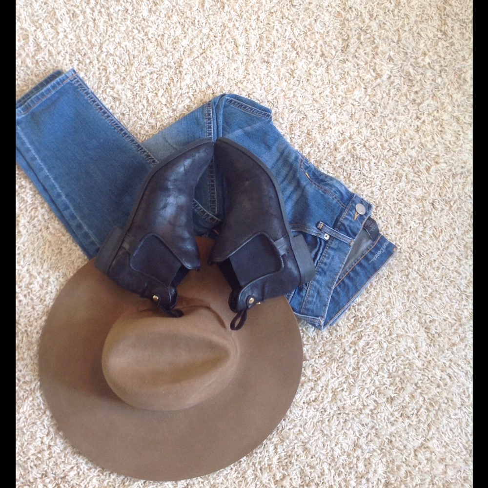 ❤Black Booties so cute gently preloved !❤