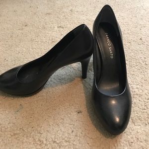 New never worn classic black leather pump