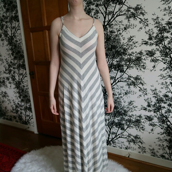 Matty M. Dresses & Skirts - Cute quality maxi dress v-neck flared hem A25