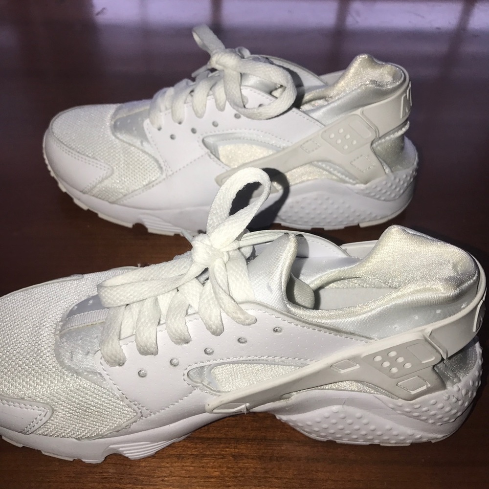 White Nike Huaraches - Size 5.5 YOUTH
