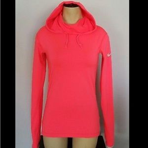 nike pro die fit hyperwarm pullover