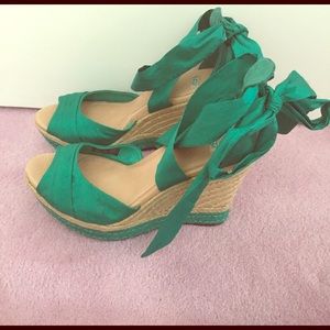 Green, wrap around wedges