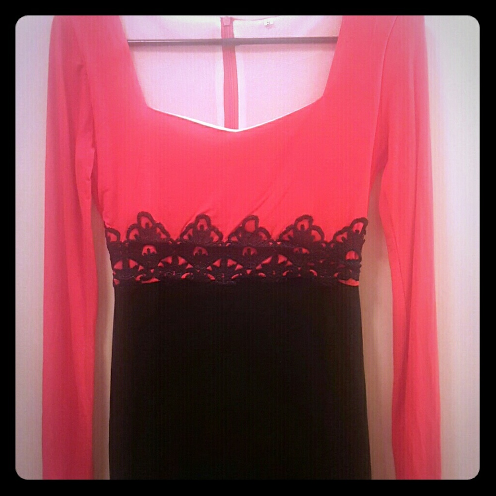 Black/red long sleever dress