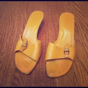 Tods camel leather heels