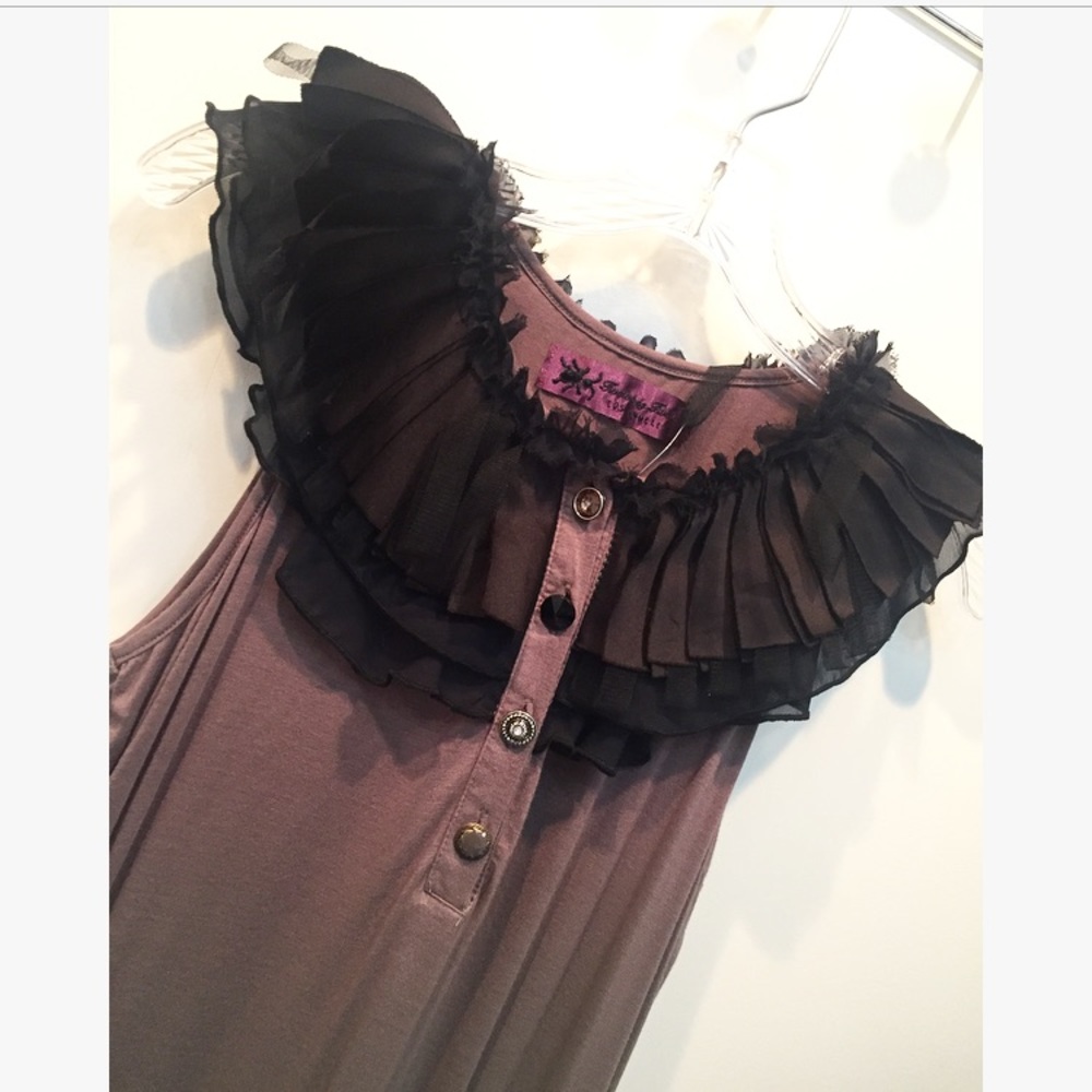 ❤NEW WITH TAGS ❤Ruffle top with embellishments
