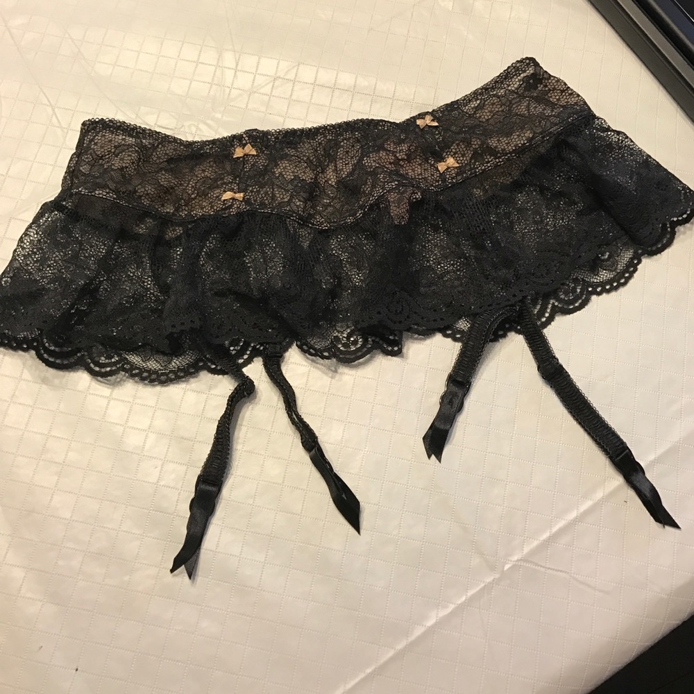 Victoria's Secret NWT Garter belt sz m