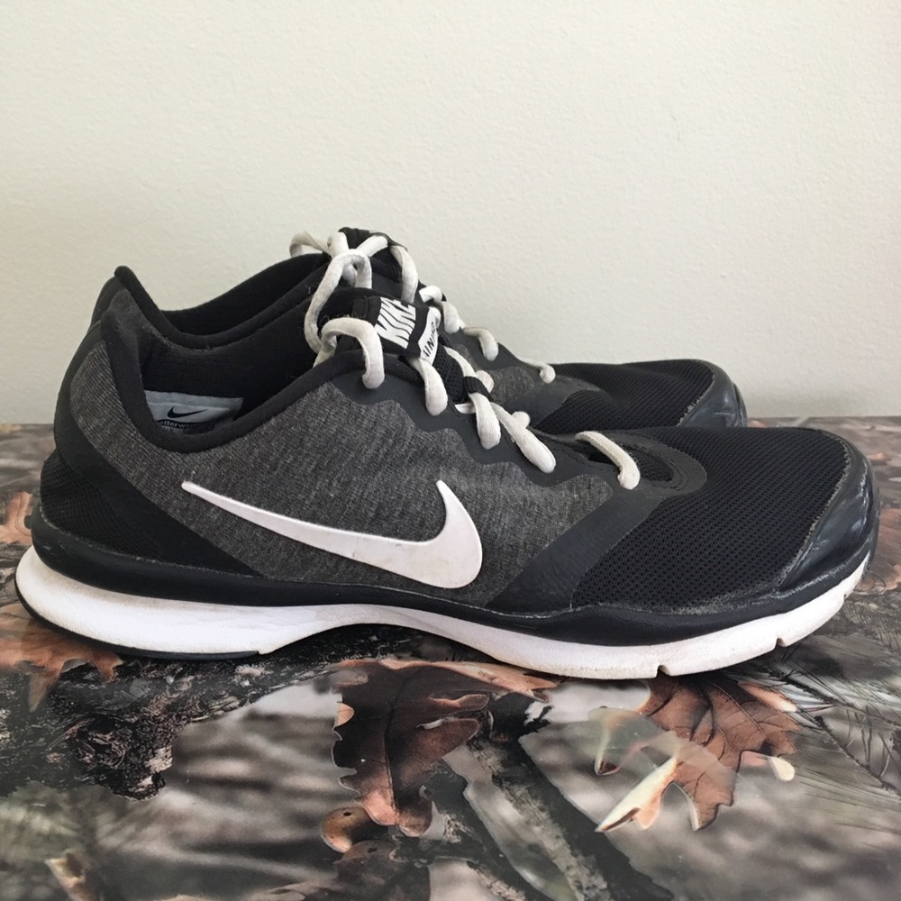 Black Nike tennis shoes