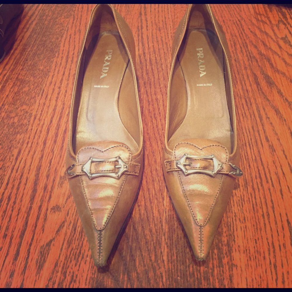 Prada tan leather buckle heel