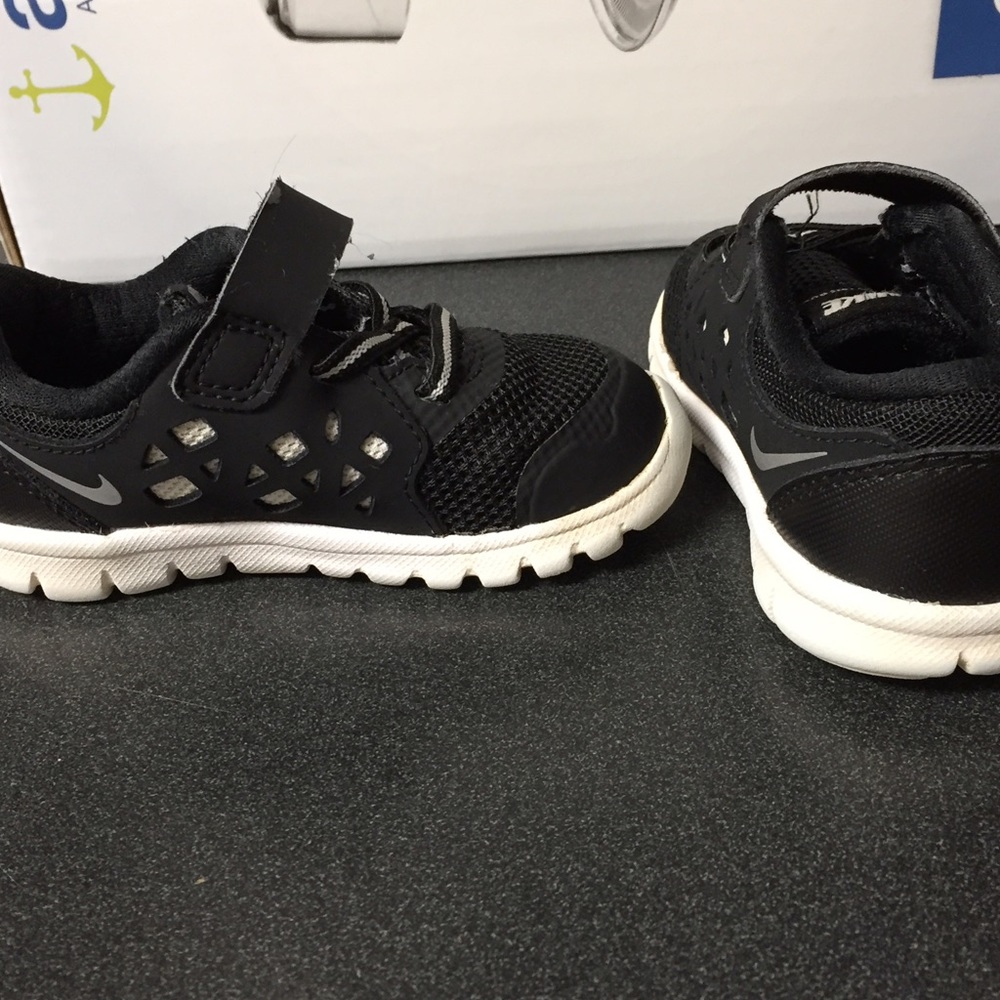 Toddlers size 6 Nike tennis shoes