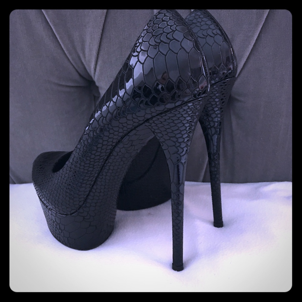CASADEI Snakeskin Black Pumps