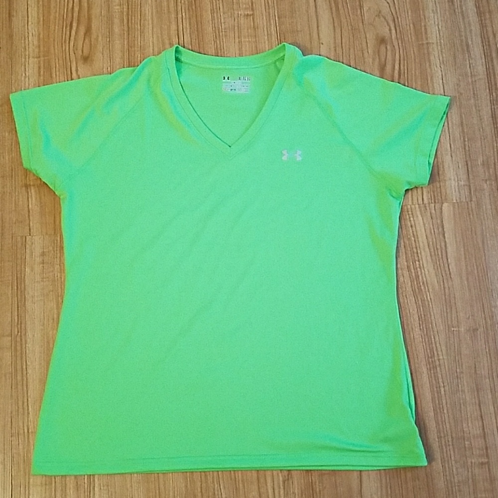 Under armour v-neck shirt 🥝🥝🥝🥝