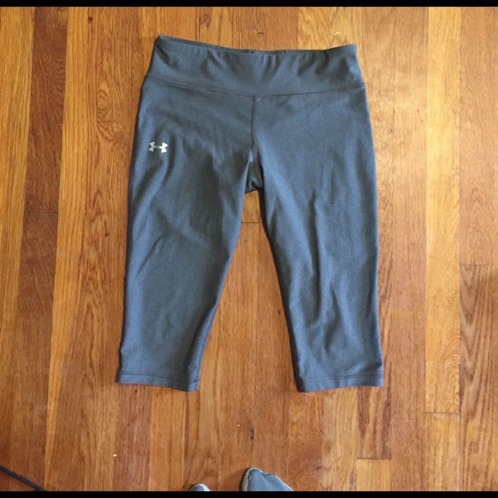 UA gray workout crops