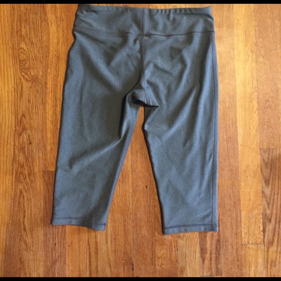 UA gray workout crops - Picture 4 of 4